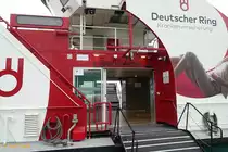 ELBPHILHARMONIE  (ENI 04812750) am 11.11.2020: Blick auf und in den Eingangsbereich mit abgesenkter Rampe vorn und hochgeklappter Rampe auf der gegenüberliegenden Schiffsseite, links der backbordseitige Aufstieg zum Oberdeck, das Brückenhaus liegt über dem Oberdeck, der Schiffsführer hat den gesamten Einstiegsbereich durch einen Glasfußboden unter Kontrolle,  Hamburg; Elbe am Anleger Landungsbrücken /

Fährschiff Typ 2020, Lüa 29,5 m, B 8,4 m, Tg 1,75 m /  2 Diesel,  Scania Di13 070 M, 279 kW (380 PS),  4 E-Fahrmotore auf 2 Wellen, Festpropeller, 12 kn / Fahrgäste: 400 / Eigner: HADAG, Flagge D, Heimathafen Hamburg  / gebaut 2017 bei Pella-Sietas, HH-Neuenfelde / 

