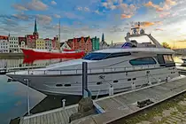 Motoryacht SURPRISE (Heimathafen Neustadt) im Hansahafen Lübeck. Aufnahme vom 24.02.2021. Im Hintergrund ist das Feuerschiff FEHMARNBELT zu sehen.