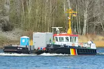 Schifffahrtspolizeiboot OSTE und Deckprahm DP 1043 am 25.02.2021 auf der Trave bei Lübeck