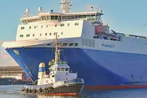 Schlepper SATURNUS unterstützt das Ablegemanöver der FINNSKY (IMO 9468906) am 27.02.2021 beim Skandinavienkai in Lübeck-Travemünde. 