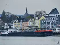 Im Bild das Tankmotorschiff SYNTHESE 15 (ENI: 02329557), welches hier Anfang April 2021 auf dem Rhein Remagen passiert.