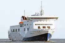 STENA LIVIA (IMO 9420423) am 23.04.2021 in der Ostsee vor Lübeck-Travemünde. Erstanlauf des besagten Hafens. Baujahr: 2008, Visentini-Werft, Italien, Länge: 186 m, Breite: 25,6 m, Tiefgang: 6,8 m, Geschwindigkeit: 23,5 Knoten, Frachtkapazität: 2.250 Lademeter (115 Trailer, Pkw-Kapazität: 200, Passagiere: 750, Kabinen: 103 (428 Betten) + 51 Ruhesessel.

Derzeit ist die STENA LIVIA noch im  Übergangs-Look  von Brittany Ferries zu Stena Line in Fahrt. Auf der linken Schornsteinseite ist sie aber schon als Stena-Schiff erkennbar.