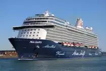 Die MEIN SCHIFF 6 beim Auslaufen am 23.04.2021 in Warnemünde
