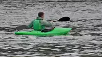 Mit dem Kajak auf dem Rhein unterwegs. (Unkel, April 2021)