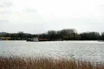 Blick auf die  HAVEL  am Deetzer Knie am 22.04.2021. Schubboot  ORION II  (05609480 , 25,22 x 8,16m) schob seinen 163,3m langen Verband in einem 90 Grad-Knick nach Steuerbord zu Tal.