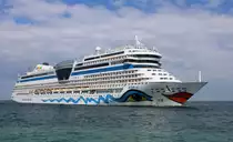 Die AIDAsol auf ihrem Seeweg vom dänischen Skagen nach Warnemünde beim Einlaufen am 24.04.2021 in Warnemünde