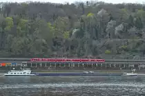 Im Bild das Gütermotorschiff ADRIAAN-J (ENI: 02322824), welches hier Anfang April 2021 auf dem Rhein unterwegs ist.