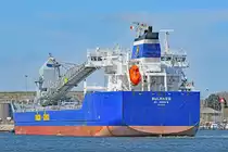 Bulk Carrier BULKNES (IMO 9384370) am 27.4.2021 eingehend Travemünde mit einer Teilladung Splitt aus dem norwegischen Jelsa für den Skandinavienkai. Das 2009 gebaute Massengutschiff von ca. 176 Meter Länge ist mit eigener Selbstlöscheinrichtung ausgestattet. Die BULKNES hat einen 85 m langen Schwenkarm und kann damit ihre Ladung direkt an Land löschen. Rund 33.000 Tonnen können geladen und mit ca. 3.000 Tonnen pro Stunde entladen werden.