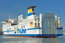 TOM SAWYER (TOM SAWYER (IMO 8703232, TT-Line) am 27.4.2021 in Lübeck-Travemünde einlaufend. Es dreht in der Siechenbucht, um mit dem Achterschiff voran in Richtung Skandinavienkai zu fahren.