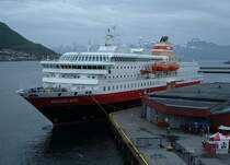 Hurtigrutenschiff  Richard With  hat am 18.06.2006 auf der Fahrt nach Norden eben in Troms� angelegt.