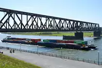 Der Koppelverband ANROMA (ENI: 02323909) ist hier Mitte April 2021 auf dem Rhein unterwegs und passiert gerade Duisburg.