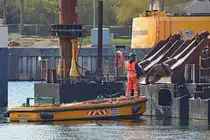Arbeitsboot von der Firma Züblin am 28.4.2021 beim Ponton MP 36 im Hafen von Neustadt / Holstein