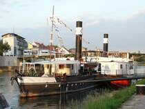 Der Radzugdampfer (ja auf der Donau heien Schleppschiffe nun mal Zugschiffe !)  Ruthof  wurde 1923 bei der Christof-Ruthof-Werft in Regensburg, als Bau-Nummer 741, erbaut. 1932 von Kohle- auf lfeuerung umgebaut, ab 1942 wieder Kohlefeuerung. 1944 bei Donau-Km 1488,2 , nahe der Ortschaft rsekcsand, auf eine Mine gelaufen. Dabei wurden fnf Besatzungsmitglieder gettet und das Schiff sank. 1956 gehoben und ab 1958 als  rsekcsand  fr Ungarn in Fahrt. 1979, kurz vor der geplanten Verschrottung, vom Schiffahrtsmuseum Regensburg gekauft. Seit 1983 Museumschiff in Regensburg. Lnge 61,55 m / Breite 7,90 m / 16,60 m ber Radksten / 800 PS / ca. 25 Mann Besatzung. Foto von 2008.