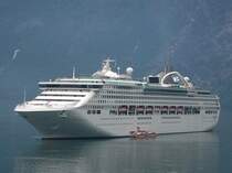 Kreuzfahrschiff  Sea Princess  am 20.06.2006 beim Ausbooten im Geirangerfjord, hier k�nnen die Schiffe nicht anlegen, die Passagiere werden mit kleinen Tenderbooten an Land gebracht.