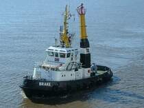 Bugsierschiff  Brake  hilft am 12.06.2006 dem Kreuzfahrschiff  Arielle  am 12.06.2006 beim Ablegen vom Kai in Bremerhaven