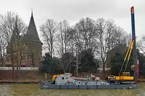 Arbeitsponton HIEV UP (ENI: 04806190) am 03.02.2023 in der Untertrave Lübeck unweit Holstentor