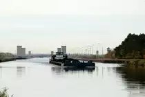 Schubboot  EDO  (05608640 , 23,21 x 8,19m) schob am 12.11.2022 die Leichter  UG22  (05605100 , 65 x 9,50m) u. UG63  (05607690 , 65 x 9,50m) auf dem  MITTELLANKANAL  Höhe Hohenwarthe nach Berlin. Im Hintergrund die Trogbrücke / Elbe-Überquerung.