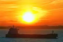 AP ARGOSY (Bulk Carrier, IMO 9511258) am 08.02.2023 im Licht der untergehenden Sonne in der Ostsee