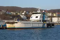 MHO GURLI im Sassnitzer Hafen. Die dortige St.-Johannis-Kirche ist im Hintergrund zu erkennen.
 - 08.02.2023
