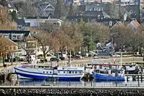 Fischbratkutter ELKE (links im Bild) und ein Fischereifahrzeug am 08.02.2023 im Fischereihafen von Möltenort (an Kieler Förde)