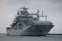 Die 174 Meter lange Frankfurt am Main ist ein Einsatzgruppenversorger der Deutschen Marine vom Typ EGV 702,hier beim Einlaufen am 17.02.2023 in Warnemünde.