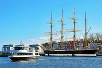 Fahrgastschiff HANSE und Viermastbark PASSAT am 19.02.2023 im Hafen von Lübeck-Travemünde