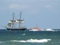 die Ostsee war am 30.07.2021 etwas rauer. Das Lotsenboot trotzt den Wellen