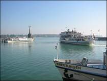 Schiffsbetrieb im Hafen von Konstanz am Bodensee. Ein Schiff der  Wei�en Flotte  verl��t den Hafen. Die Aufnahme stammt vom 21.09.2003.