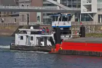 Schubboot ENI 02314304, (ehemals Phoenix) der Linax-shipping Reederei aus Belgien, schiebt den Leichter an Maastricht zu Berg vorbei. 28.03.2025