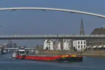 Leichter Mallorca, ENI 02325231, geschoben zu Berg, vom namenlosen Schubboot (ehemalig Phoenix) auf der Maas an Maastricht vorbei. 28.03.2025