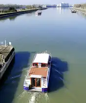 Hausboot Bale, verläßt die Schleuse Vogelgrün/Elsaß rheinabwärts, Feb.2025