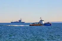 HYDROCAT 55 (IMO 9949601) vor Rügen und Versorgungsschiff A512 MOSEL im Hintergrund. - 02.04.2025
