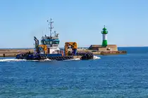 NOORMAN (IMO 9513828) vor der Sassnitzer Ostmole mit seinem Leuchtturm. - 03.04.2025