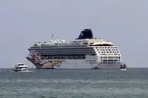 Sun-Klasse  Norwegian Sun  (Baujahr 2000 - Aker MTW Werft, Wismar und Lloyd-Werft, Bremerhaven - Heimathafen Nassau, Bahamas) IMO 9218131 am 02.April 2025 in der Patong Bay.