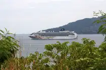 Sun-Klasse  Norwegian Sun  (Baujahr 2000 - Aker MTW Werft, Wismar und Lloyd-Werft, Bremerhaven - Heimathafen Nassau, Bahamas) IMO 9218131 am 02.April 2025 in der Patong Bay.