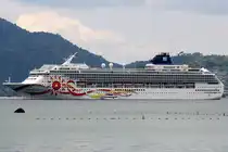 Sun-Klasse  Norwegian Sun  (Baujahr 2000 - Aker MTW Werft, Wismar und Lloyd-Werft, Bremerhaven - Heimathafen Nassau, Bahamas) IMO 9218131 am 02.April 2025 in der Patong Bay.