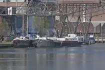 Ein Hausboot, Name unbekannt liegt neben einem anderen Schiff am Kai in Maastricht. 03.2025