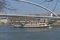 Ausflugschiff Geulvallei, von Stiphout,, unter der „Hoge Brug“ auf der Maas nahe Maastricht zu Berg. 03.2025
