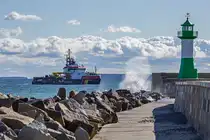 Die ARKONA (IMO 9285811) vor der teilweise gesperrten Ostmole in Sassnitz. - 05.04.2025
