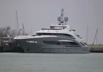 Die 50 Millionen € teure Cinderella Noel IV lag am 12.04.2025 in Warnemünde 