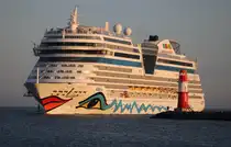 Die Kussmund-Schönheit Aidamar auf ihrem Seeweg von Hamburg nach Warnemünde beim Einlaufen am Morgen des 13.04.2025 in Warnemünde.