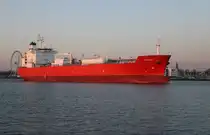 Der LPG Tanker Sombeke beim Auslaufen am Morgen des 13.04.2025  in Warnemünde.