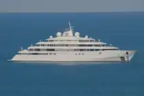 Golden Odyssey am 10.04.2025, aufgenommen vor Kusadasi, Türkei, Ägäis. Die bei Lürssen gebaute Yacht hat eine Länge von 123 Metern und soll der Saudischen Königsfamilie gehören.