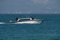 Im Heck der Superyacht Golden Odyssey befindet sich dieses Beiboot, welches über eine Klappe in der Bordwand zu Wasser gebracht wird. Aufgenommen am 10.04.2025 vor Kusadasi, Türkei, Ägäis