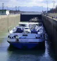 GMS Tijdgeest, wird in der großen Schleusenkammer Vogelgrün/Elsaß rheinaufwärts geschleust, März 2025