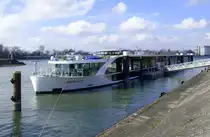 KFGS Amalicia, ankert an der Staustufe Vogelgrün/Elsaß, März 2025