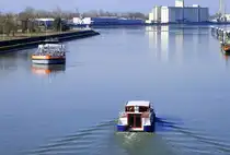 Hausboot Bale, rheinabwärts nach der Schleusung in Vogelgrün/Elsaß, TMS Synthese, rheinaufwärts, wartet auf die Schleusung, Feb.2025