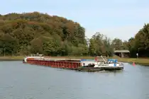 GMS  ANTHRAZIT  (04004990 , 105 x 9,5m) am 26.10.2024 im Nassen Dreieck /  DORTMUND-EMS-KANAL.  Das GMS kam vom Mittellandkanal zu Tal und bog nach Backbord in DEK zu Berg ein.