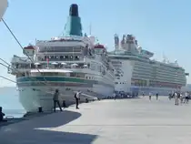 Zwei Kreuzfahrtschiffe im Hafenvon Lissabon am 05.10.2016.  MS Albatros  und die  Navigator of the Seas .
