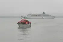 Tenderboot von MS Albatros am 05.07.2013 vor der ehemaligen russischen Bergarbeitersiedlung Pyramiden auf Spitzbergen.